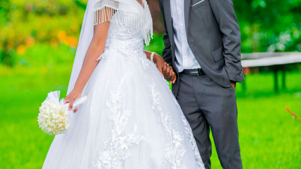 sade gelinlikler modelleri